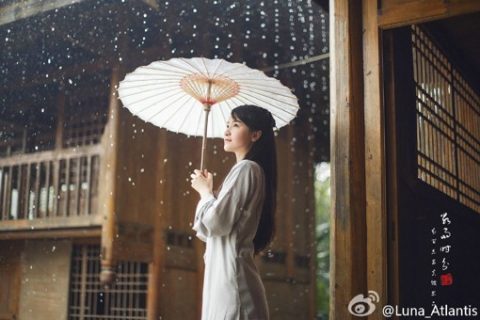 古典中国风的唯美典雅女生雨天摄影图片，赞到不行诶