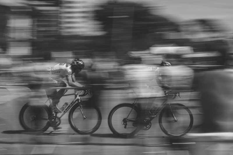风驰电掣的自行车竞速比赛美图
