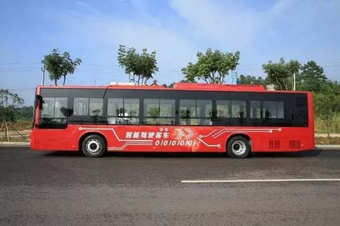 中国大型无人驾驶公交车上路! 12米长世界首创, 老司机面临下岗